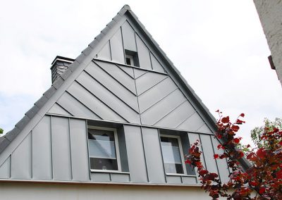 Giebelverkleidung an einem Wohnhaus